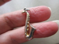 VINTAGE RETRO CUTE OLD GOLD TONE SAX SAXOPHONE MUSICAL FOB CHARM PENDANT PRETTY