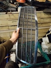 Mercedes 1998-2000 E200 W210 Grill one broken bracket 