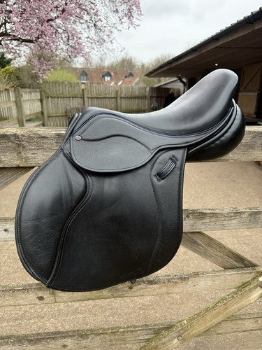Black jump saddle - black,