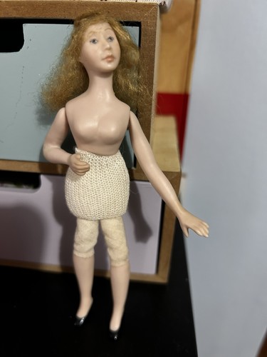 Pretty 12th scale dolls house - 12th,