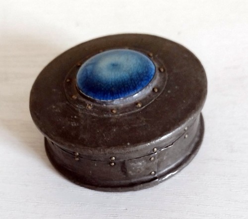 Art crafts pewter snuff box - &,