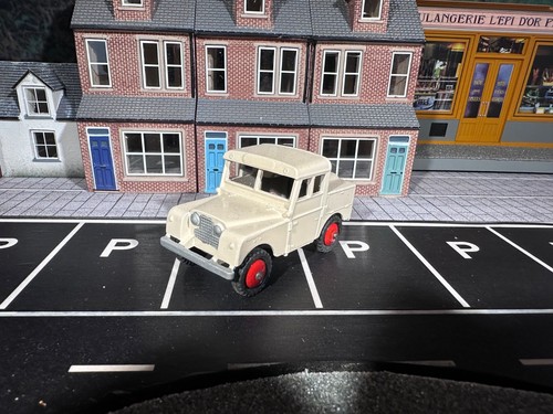 Dinky landrover cream - in,