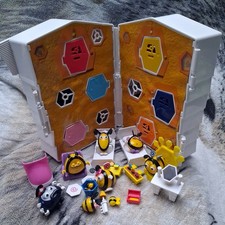 The Hive Buzzbees Family Hive Toy Bee Figures And Playset