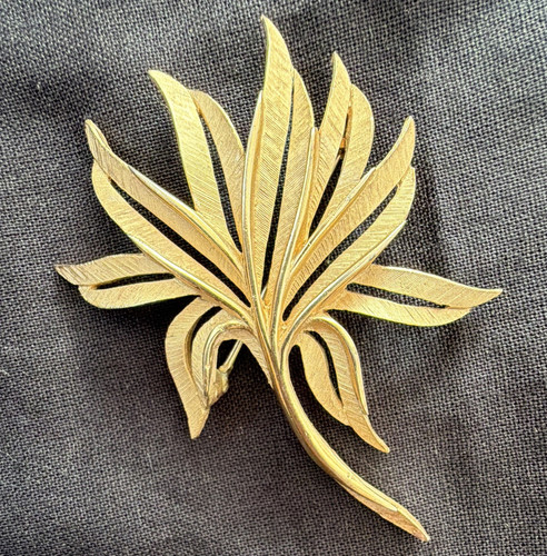 Trifari gold tone - gold,