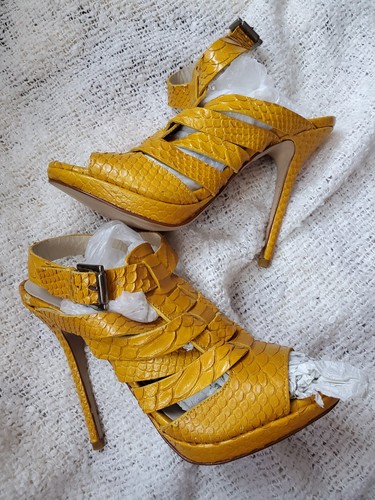 Zara woman muted - woman, yellow
