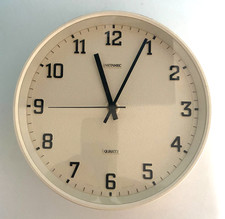 Vintage Metamec wall clock retro 1970s 70s plastic white battery operated