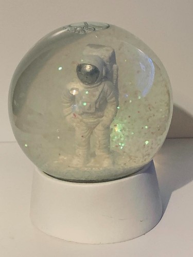 Astronaut snow globe glitter - snow,