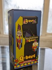 NEW WAVE TOYS REPLICADE 'Q*BERT' 1/6 SCALE ARCADE CABINET
