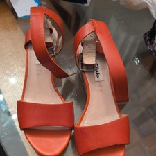 Clarks  goidcondition orange