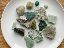 ? Green Crystal & Mineral Collection 575g — Mixed Natural Stones (2–6cm)