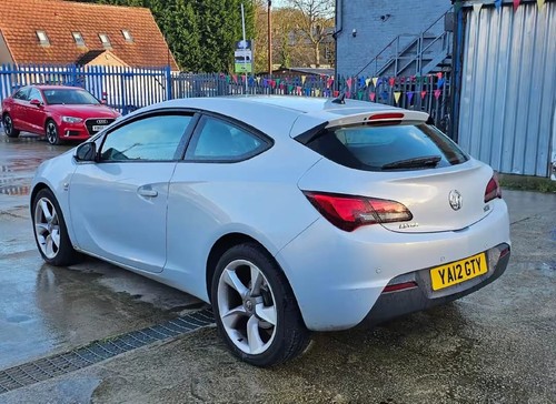 Breaking parts vauxh astra - /,