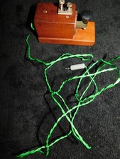 VINTAGE MORSE CODE TAPPER ON SOLID WOODEN BLOCK C/W WIRE & JACK PLUG ZA48953