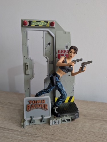 Eidos playmates tomb raider - eidos,