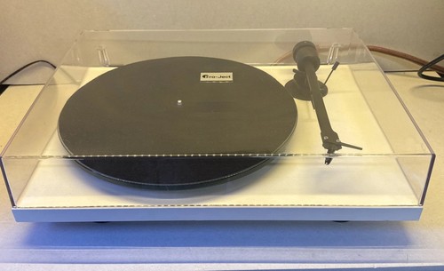 Pro ject turntable - pro-ject, white