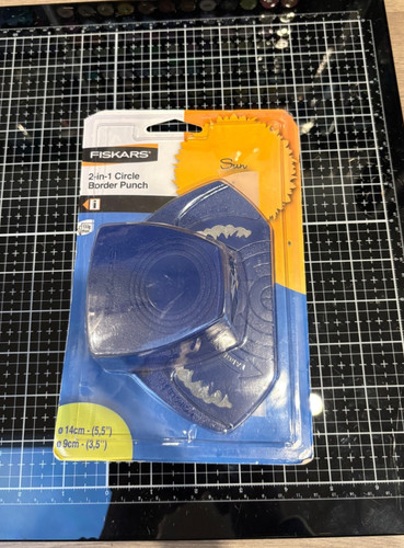 Fiskars circle punch - 1,