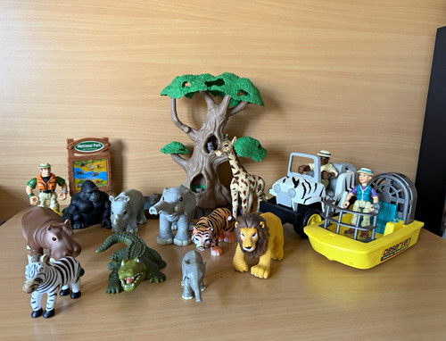 Safari animal play set