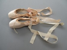 Pre owned used Freed Studios II girl's peach satin pointe ballet shoes 4D