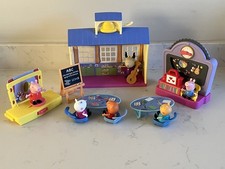 Peppa Pig Peppa’s Musical & Talking School Playgroup + 6 Posable Figures