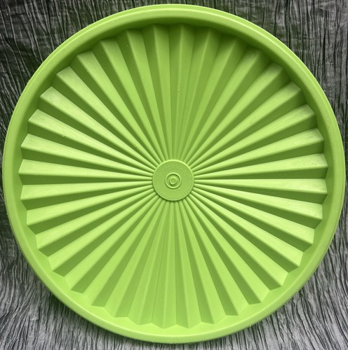 Tupperware round servalier - 8",