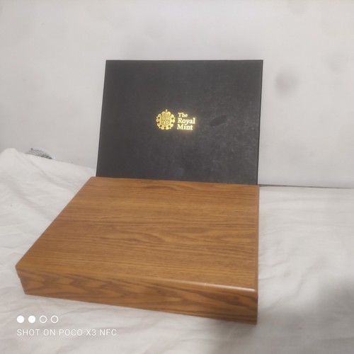 Royal mint wooden box vgc - royal,