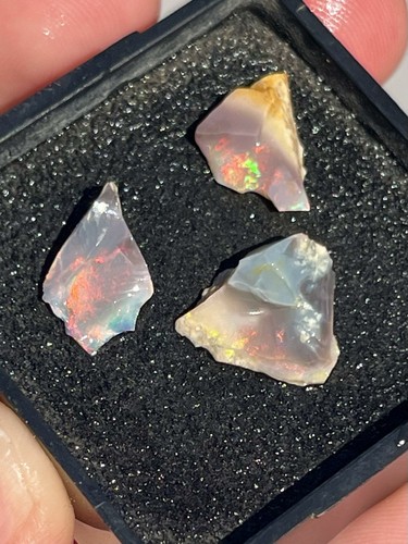Black opal rough lightning - black,