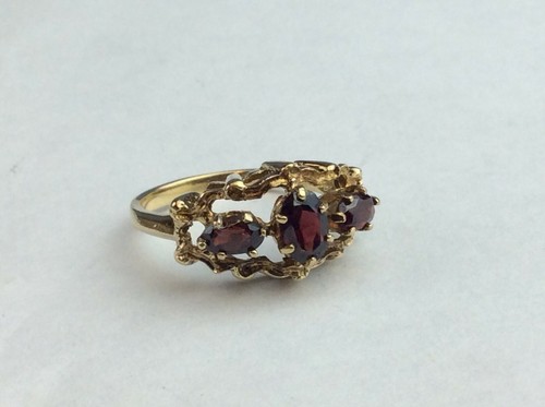 Unusual ladies gold - 9, ct
