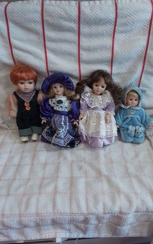 Small porcelain dolls - 4,