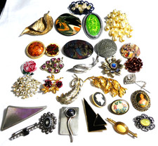VINTAGE BROOCH BUNDLE LOT x31