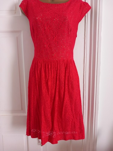 Stunning vibrant red oasis - stunning,