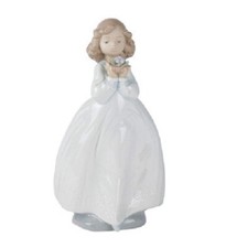 NAO BY LLADRO PORCELAIN FIGURINE THE FLOWER GIRL 2001444 WAS £105.00 NOW £89.00