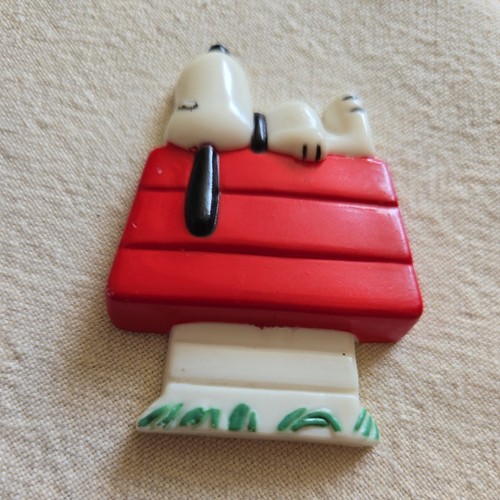 Vintage snoopy magnet doghouse - vintage,