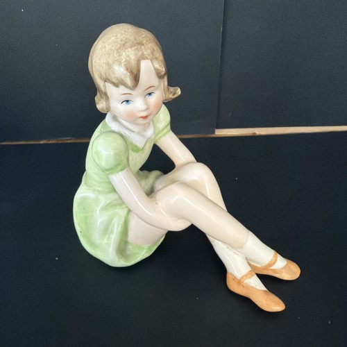 Goebel young girl sitting - w,