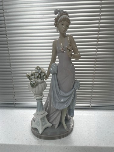 Lladro figurine lady - lladro,