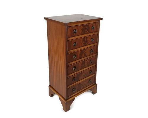 Gorgeous vintage chest - gorgeous,