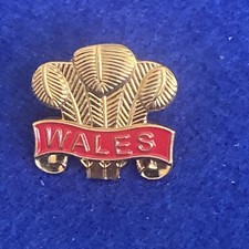 PRINCE OF WALES FEATHERS Enamelled Gold Tone Metal Pin Badge Plaid Cymru Welsh