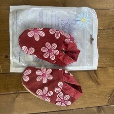 DAISY ROOTS IN RED FLOWER