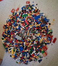 More than 3kg of various LEGO pieces and incomplete sets incl. 4486, 5582, 8661