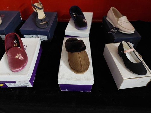 Job lot shoes pairs many - 10,