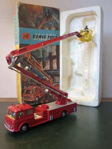 Corgi major 1127 simon snorkel - major,