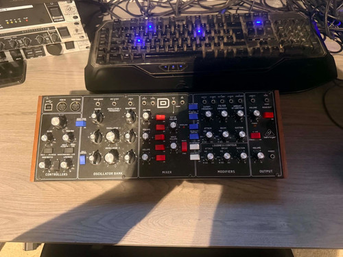 Behringer model analogue - behringer, d
