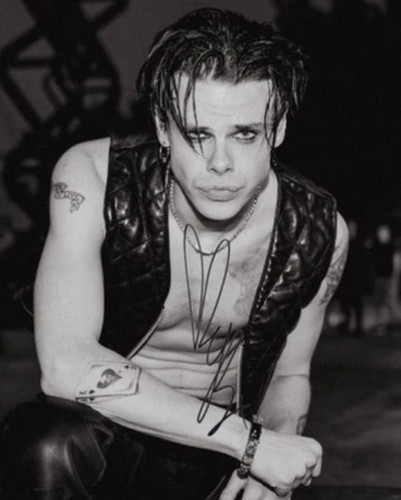 Yungblud rock signature photo - yungblud,