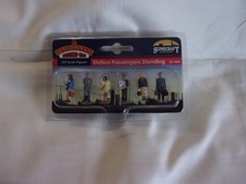 Bachmann Scenecraft  36-044 - 'Station Passengers Standing' OO Gauge