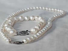 A vintage pearl necklace and bracelet set with lovely catches