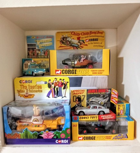 Corgi toys batmobile yellow - toys,