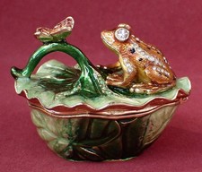 FROG ON A LILY PAD WITH BUTTERFLY CLOISONNE ENAMEL TRINKET BOX PILL BOX JEWELLED