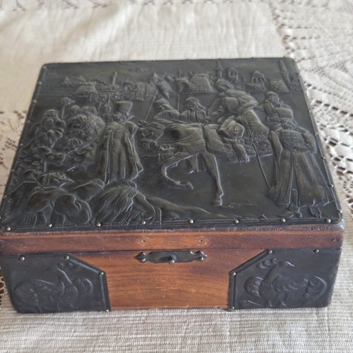Vtg wood embossed metal king - &,