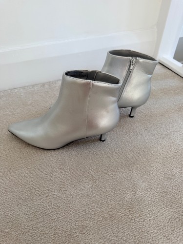 Bnwt silver pixie boots size - bnwt,