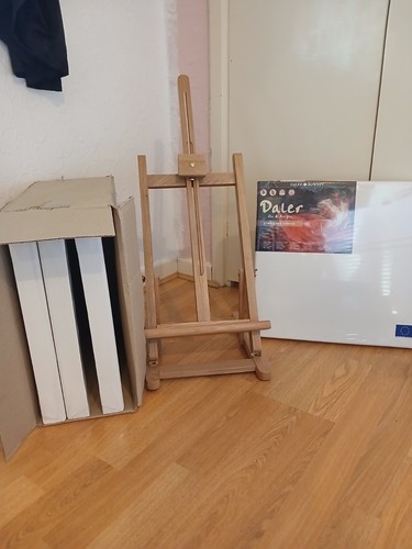 Wooden studio artist - studio, tabletop