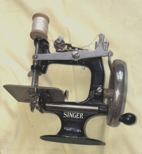 Singer miniature hand cranked - singer,