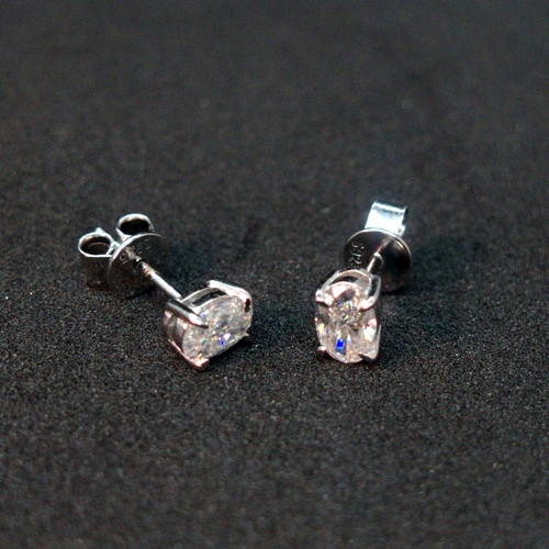 Oval moissanite stud - 0.5,